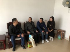 慰问贫困老人 传递爱心正能量
